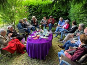 Viele Menschen an einem Tisch