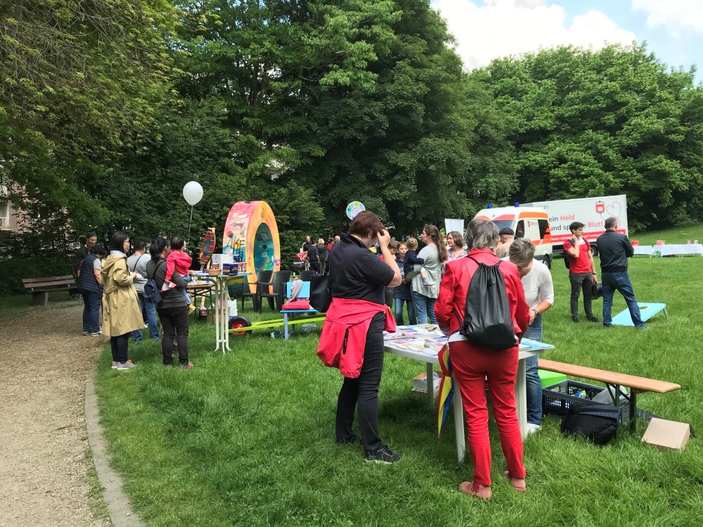 Viele Menschen besuchen den Stand vom Quartier 55 plus am Westpark