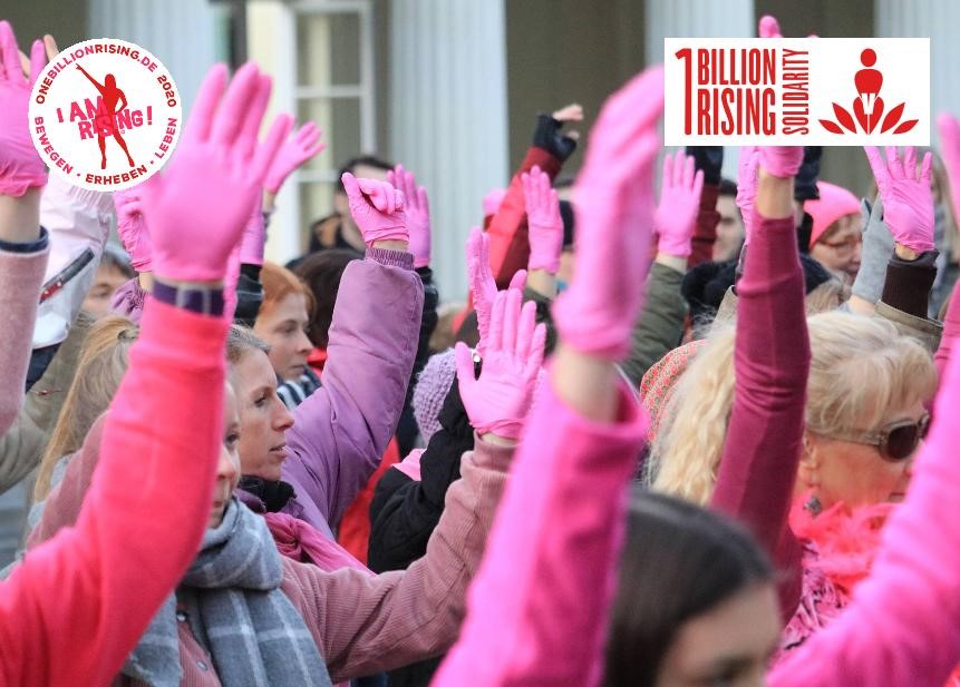 Frauen in pinker Kleidung heben die Arme hoch