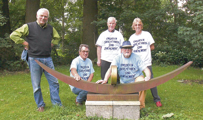 Zwei Boote aus Metall schuf der Künstler Christian Peer Stuwe für das Skulpturenprojekt am Emsdeich in Greven. Die Projektgruppe besuchte den Künstler in seinem Atelier (v.l.): Christian Peer Stuwe, Josef Weber, Werner Peters, Pons Beuning und Annegret Lang. Fotos: Bettina Stockhausen-Rolek