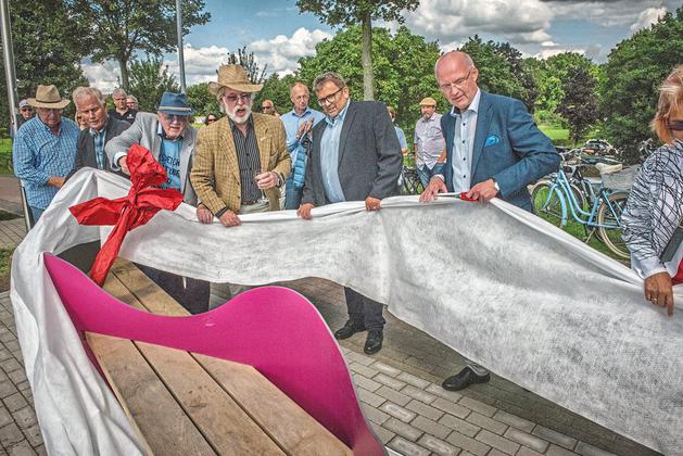 Enthüllen die magentafarbige Wellenbank (v.r.): Sparkassenvorstand Jürgen Brönstrup, Bürgermeister Peter Vennemeyer, Künstler Manfred Schlüter und Kurator Pons Beuning. Foto: Günter Benning