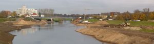 Blick von der Fussgängerbrücke auf die Baustelle