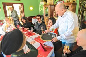 Nach der Video-Präsentation: Die Studenten werden im Café am Niederort von Detlef Dreßler verwöhnt.            Foto: Günter Benning