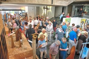 Geschiebe im Rathausfoyer: Die Ausstellungseröffnung am Samstagmorgen war sehr gut besucht. Foto: Günter Benning