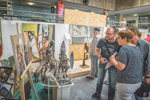 Elf Künstler haben im Rathaus ihre Werke ausgestellt. Die Ausstellung wurde bis Freitag verlängert. Foto: Günter Benning