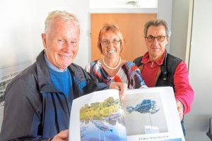 Werner Peters, Annegret Lang und Sepp Weber (v.l.) sind froh über die neuen Skulpturen an der Ems. Foto: Günter Benning