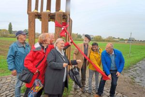 Übergabe des Kunstwerks mit Efi-Gruppe, Stadtvertretern, Künstler und Sponsor