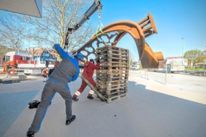 Füllhorn heißt das Kunstwerk des Grevener Künstlers Ernie Huesmann, das vor dem neuen Aldi aufgestellt wird. Foto: Günter Benning