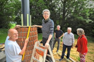 Hier entsteht die Wolkenfabrik (v.l.): Maurer Udo Albers, Künstlerin Anna Arnskötter, Klaus Feldmann von der TBG und die Organisatoren Werner Peters und Annegret Lang      Foto: Günter Benning