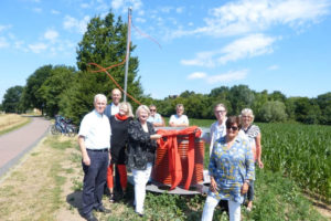 Feierliche Einweihung der Emsnadel mit dem Grevener Künstler Uwe Mertsch am Sonntagvormittag auf dem Emsdeich. Foto: Katja Niemeyer