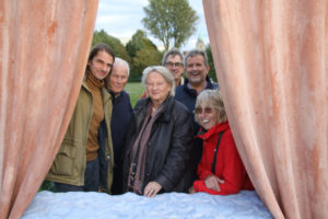 Haben eine Skulptur auf dem Emsdeich enthüllt (v.l.): Stefan Rosendahl (Künstler), Werner Peters (Vorsitzender des Fördervereins Emsdeich Skulpturen Greven), die stellvertretende Bürgermeisterin Christa Waschkowitz-Biggeleben und die Vorstandsmitglieder des Fördervereins: Josef Weber, Peter Vennemeyer und Annegret Lang. Foto: Richard Ebbigmann