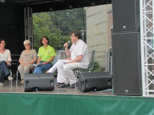 Personen auf der Bühne beim Bürgerfest