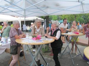 Personen am Stehtisch beim Bürgerfest