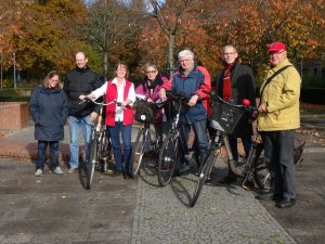 Foto Gruppe strahlender freizeitbegeisterter Menschen im Hagelkreuz