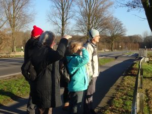 Foto gegen die Sonne blicken die Wanderer in die Niers