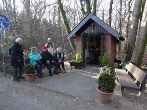 Foto Rast an einer Kapelle