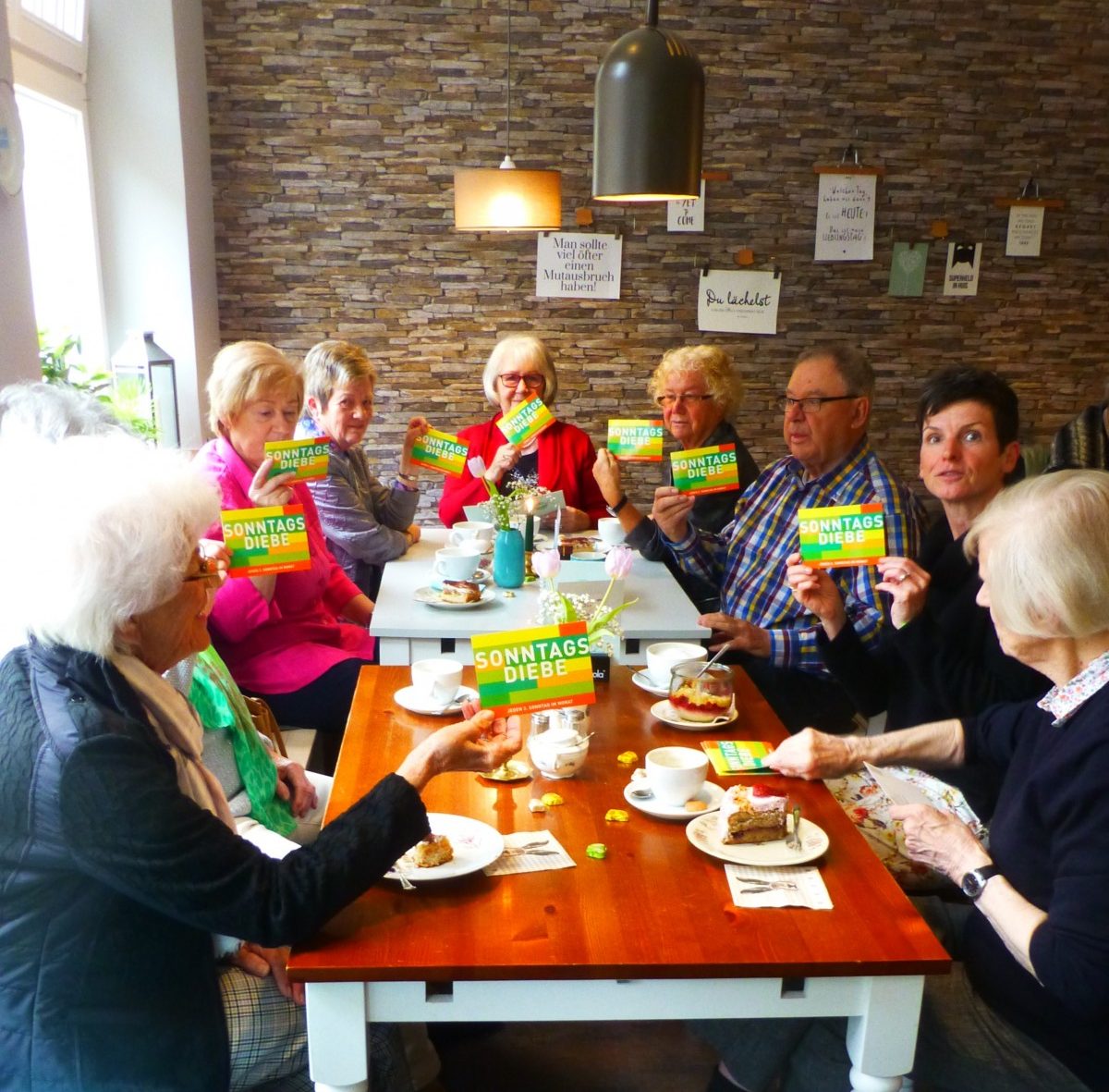 Foto Sonntagsdiebe im Café