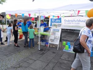 Foto Stand des Kinderschutzbundes mit vielen Informationen