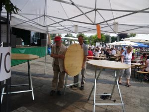 Foto Jakob Küppers (vorne) und Christoph Duffhauß beim Standabbau