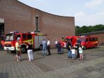 Foto von den Fahrzeugen des Löschzuges Schmalbroich der Freiwilligen Feuerwehr Kempen an der Kirche Christ-König auf dem Concordienplattz