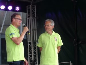 Foto Vorsitzender des Bürgervereins Willi Stenhorst und Bürgermeister Volker Rübo eröffnen auf der Bühne stehend um 14 Uhr das Bürgerfest