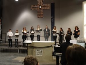 Gruppenfoto vom Jugendchor Choram aus St. Marien unter der Leitung von Christian Gössel