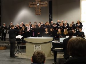 Gruppenfoto vom Jugend- und Kirchenchor Cantabile aus Christ-König unter der Leitung von Ralph Hövel