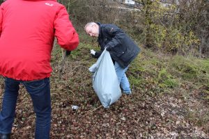 Foto Müll wird aufgesammelt