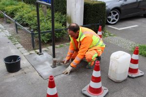 Foto Schild wird in den Pflasterstein eingebaut