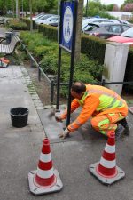 Foto Schild wird am Conci aufgestellt