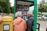 Foto Telefonzelle mit Büchern und ersten Nutzern