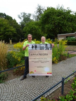 Foto Vorstand Bürgerverein mit Veranstaltungsplakat Tierra Negra