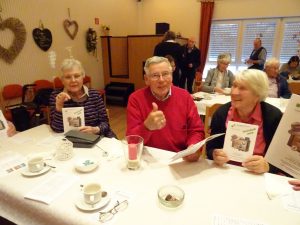 Foto Teilnehmer mit Reiseheft 2019 der Senioren-Initiative