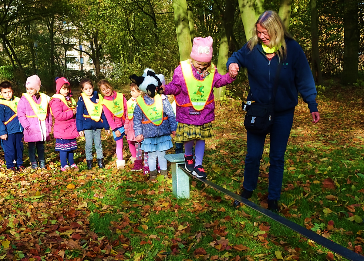 Gruppenfoto Kinder mit Slackline