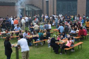 Foto mit Besuchern des Begegnungsgrillfestes