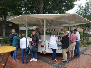 Foto am Bierwagen vor der Senioren Initiative