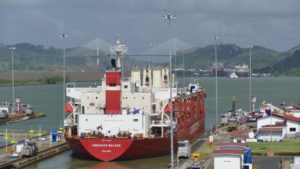 Foto Schiff schleust im Panamakanal