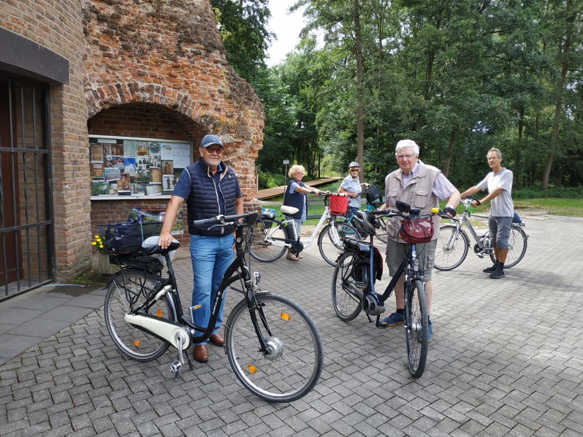 Foto Die Radtourfreunde vom Hagelkreuz vor der Burg Uda in Oedt