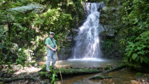 Foto Mann vor Wasserfall