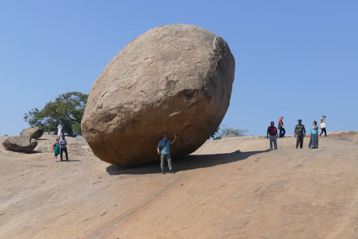 Foto Mann vor Felsen