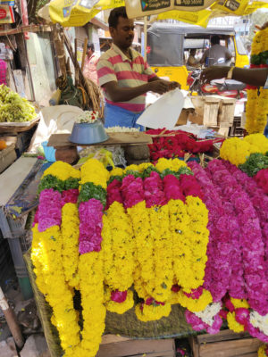 Foto Blumenketten an Marktstand