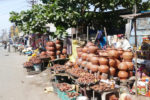 Foto Marktstand mit Tontöpfen