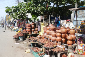 Foto Marktstand mit Tontöpfen