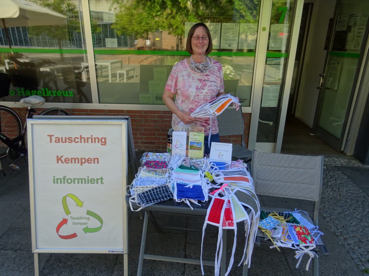 Foto von der Vereinsarbeit vom Tauschring Kempen, Maskenausgabe vor dem Quartiersbüro