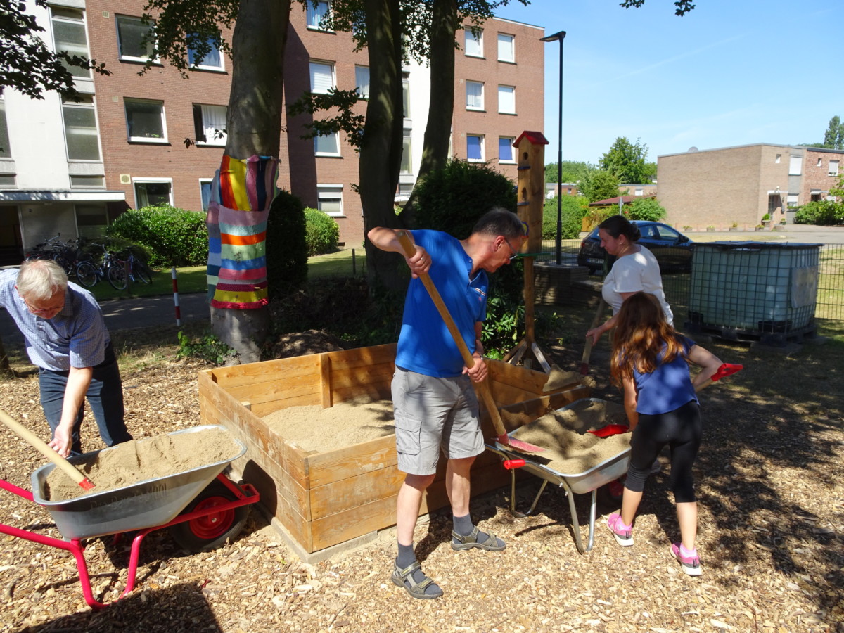 Gruppenfoto Bürgerverein spendet Spielesand