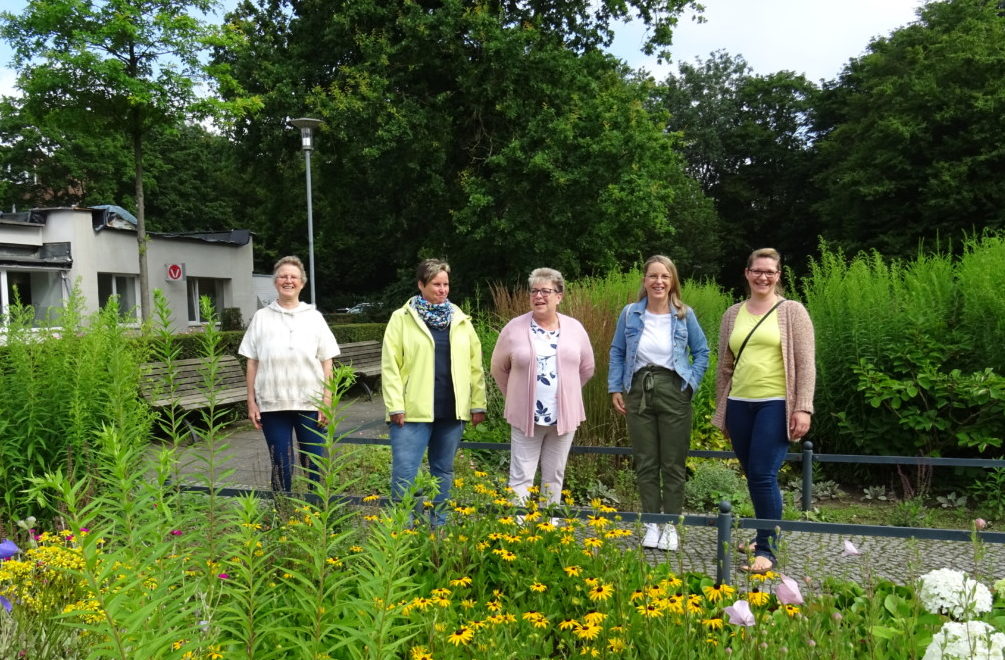 Foto vom Schmökerbudenteam mit Monika Büskens, Veronika Berger, Brigitte Prießen, Kathrin Planken und Valerie vom Berg