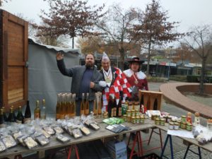 Foto von Bernhard Kowalczyk und zwei Karnevalsgesellen am Honigstand