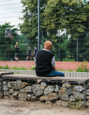 Foto Mann sieht auf Spielfeld