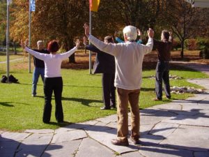 Qigong-Übungen lassen sich leicht in den Alltag integrieren.