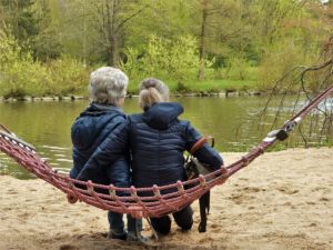 Foto: Damen in Hängematte am Teich